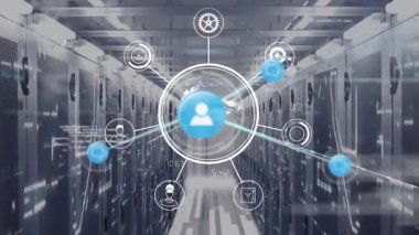 Sunucu odasının etrafındaki çoklu simgelerin ve programlama dilinin animasyonu. Dijital bileşik, çoklu pozlama, kodlama, fikirler, iletişim, ağ sunucusu.