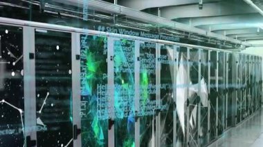 Sunucu odasının animasyonu ve sunucuların veri işlemesi. Küresel teknoloji bağlantıları ve dijital arayüz konsepti dijital olarak oluşturulmuş video.