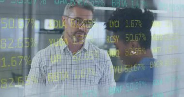 Çeşitli erkek ve kadınların ofiste tartıştıkları borsa veri işlemlerinin animasyonu. Küresel ekonomi ve iş teknolojisi kavramı