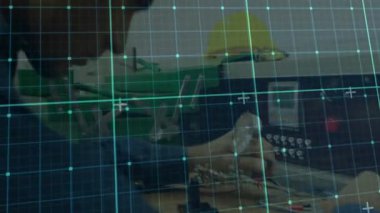 Teknisyen tuşlara basıp kadranı ayarlıyor sonra da fabrikadaki kalite kontrolü için pervaneleri inceliyor. Endüstriyel, mühendislik, makine, hassasiyet, teftiş, imalat, teknik