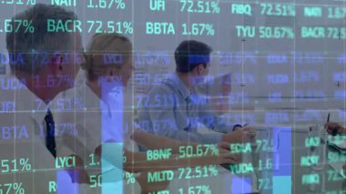 İş adamları üzerinde finansal veri işleme animasyonu. Küresel işletme finans bağlantıları ve dijital arayüz konsepti dijital olarak oluşturulmuş video.