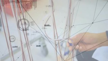 Kafkas doktorunun elleri ve damlaları üzerinden bağlantı ağının animasyonu. sağlık, tıp, bilim, bağlantılar ve teknoloji konsepti dijital olarak oluşturulmuş video.