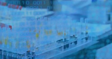 Laboratuvardaki kadın bilim adamının veri işleme animasyonu. Küresel bilim, bilgisayar ve dijital arayüz kavramı dijital olarak oluşturulmuş video.