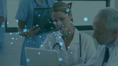 Hastanede tablet kullanan doktorların asma kilit ikonunun canlandırılması. Küresel siber güvenlik, ilaç ve sağlık hizmetleri konsepti dijital olarak oluşturulmuş video.