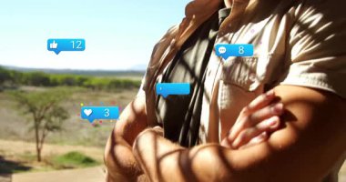 Verandada, kırsal alanda, pazarlama teknolojisini ön plana çıkaran sosyal medya simgelerini gören bir adam. Teknoloji, iletişim, açık hava, modern, bağlantı, yenilik, huzur