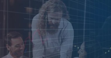 Bir grup iş adamı ofisteki bir dizüstü bilgisayarda bir şey tartışıyor. Küresel iş bağlantıları ve veri işleme kavramı dijital olarak oluşturulmuş video.