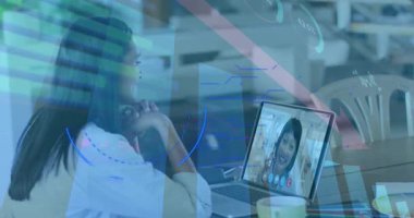 Dizüstü bilgisayardaki iş kadını hakkında istatistik ve veri işleme animasyonu. iş, finans ve veri işleme kavramı dijital olarak oluşturulmuş video.