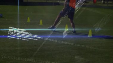 Antrenman sırasında çeşitli erkek futbol oyuncuları üzerinde veri işleme animasyonu. Spor, futbol, eğitim ve teknoloji konsepti dijital olarak oluşturulmuş video.