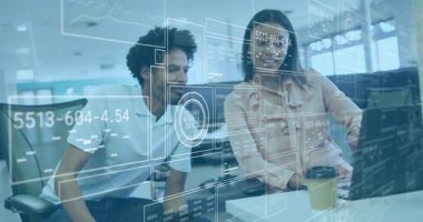 Teknik ekip bilgisayarda AR verilerini tarıyor sonra da ortak analiz için akıllı telefonu dinliyor. İşbirliği, veri, analitik, teknoloji, takım çalışması, modern, profesyonel