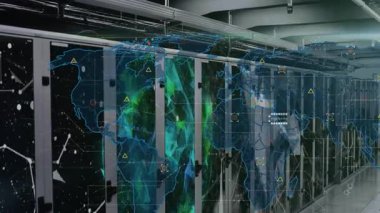 Sunucu odasında veri işleme animasyonu. küresel teknoloji ve dijital arayüz kavramı dijital olarak oluşturulmuş video.