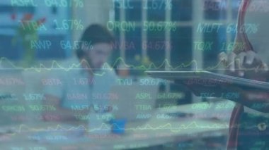 Ofiste tablet kullanan bir iş kadınının finansal veri işleme animasyonu. Küresel iş, finans, hesaplama ve veri işleme kavramı dijital olarak oluşturulmuş video.