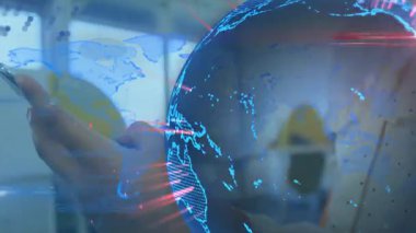 VR kulaklığı kullanan bir kadın üzerinde bağlantı ağı olan bir dünya animasyonu. Küresel iş bağlantıları ve dijital arayüz konseptini dijital olarak oluşturur.
