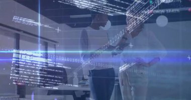 Bilgisayarlı bir kadının veri işleme animasyonu. Küresel işletme veri işlemeyi ve dijital olarak üretilen video konseptini finanse eder.