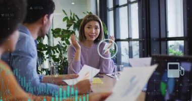 Toplantı, erkek tutuş çizelgesi ile başlıyor. Canlandırılmış enerji, sağlık, ev ve araba ikonları sunan kadın. Profesyonel, işbirliği, iletişim, sunum, yenilik, iş dünyası, beyin fırtınası