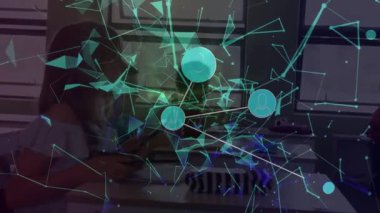 Çeşitli öğrencilerin öğrenmesi üzerine bağlantı ağının animasyonu. Küresel eğitim ve dijital arayüz kavramı dijital olarak oluşturulmuş video.