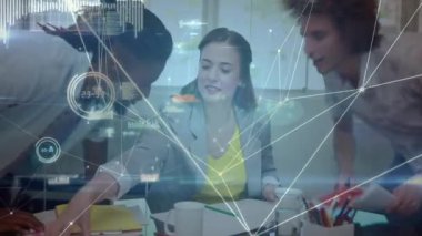 Kadın renkli klasörleri açıp renkli özetler eklerken takım iş için belgeleri gözden geçiriyor. İşbirliği, takım çalışması, iş, şirket, toplantı, ofis, tartışma