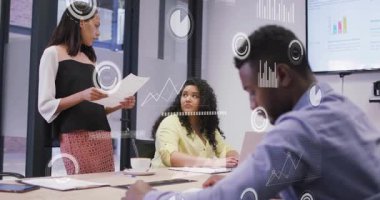 Veri işleme ve diyagramlarının animasyonu ofiste iş tartışan çeşitli meslektaşlar üzerine. Teknoloji, iş ve dijital arayüz kavramı dijital olarak oluşturulmuş video.