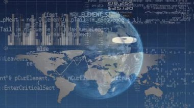 Mavi arka planda dünya üzerinde veri işleme animasyonu. küresel iş, veri işleme ve dijital arayüz kavramı dijital olarak oluşturulmuş video.
