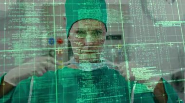 Yüz maskeli beyaz kadın cerrahın veri işleme animasyonu. küresel tıp ve dijital arayüz kavramı dijital olarak üretilen video.