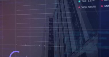Yüksek binaların düşük açılı görüntüsüne karşı istatistiksel ve borsa veri işleme animasyonu. Küresel ekonomi ve iş veri teknolojisi kavramı