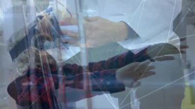 VR kulaklık takan bir çocuğa karşı laboratuarda çalışan bir erkek bilim adamıyla bağlantı ağı. Tıbbi araştırma ve bilim teknolojisi kavramı