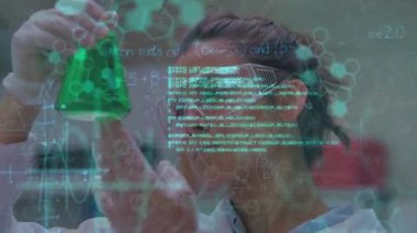 Matematiksel denklemlerin animasyonu ve laboratuardaki kadın bilim adamının veri işlemesi. küresel bilim, teknoloji ve dijital arayüz kavramı dijital olarak oluşturulmuş video.