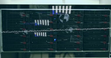 Bilgisayar sunucularının kapatılmasına karşı veri işleme animasyonu. Bilgisayar arayüzü ve iş veri depolama teknolojisi kavramı