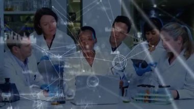 Laboratuvarda çalışan çeşitli erkek ve kadın bilim adamlarına karşı kurulan bir ağ. Küresel ağ ve tıbbi araştırma teknolojisi kavramı