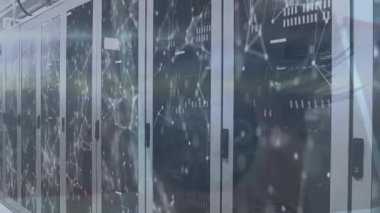 Sunucu odasında hareket eden şekillerin animasyonu. Küresel iş ve dijital arayüz kavramı dijital olarak oluşturulmuş video.