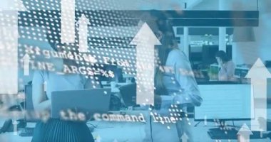 Ofisteki çeşitli kadın iş arkadaşlarının okları ve dünya haritası. Maliye, ekonomi, iletişim, iş ve teknoloji konsepti dijital olarak oluşturulmuş video.