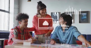 Ofisteki çeşitli iş adamları üzerinde finansal veri işleme animasyonu. Küresel finans, iş, bağlantılar, hesaplama ve veri işleme kavramı dijital olarak oluşturulmuş video