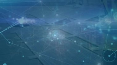Boş bilgisayarlar üzerinden bağlantı ve veri işleme ağının animasyonu. Küresel bağlantılar iş teknolojisi ve ağ konsepti dijital olarak oluşturulmuş video.