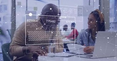 İş arkadaşları dizüstü bilgisayardaki iş verilerini analiz ederken ağ örtülmesi başlatılıyor. Şirket, yenilik, teknoloji, işbirliği, profesyonellik, modern, analitik