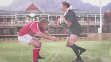 Top taşıyıcı ragbi topunu tutarak çerçeveye giriyor, savunmacı hücum ediyor, takip takımını örtüyor. Sporcular, rekabet, yoğunluk, spor, takım çalışması, aksiyon, agresif