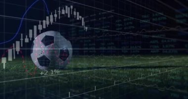 Siyah beyaz futbol topu koyu çimenler üzerinde canlandırılıyor, şamdan şeması ve çizgi grafiği ile örtüşüyor. Spor, finans, veri görselleştirme, açık hava, gece vakti, teknoloji, analiz