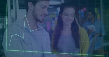 Çeşitli iş adamları üzerinde finansal veri işleme animasyonu. Küresel finans, iş, bağlantılar, hesaplama ve veri işleme kavramı dijital olarak oluşturulmuş video.
