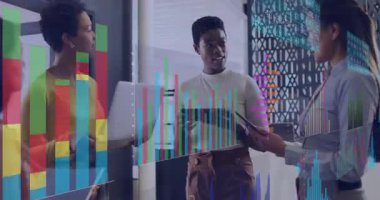 Üç kadın iş analizi için cam duvarda yüzen bar çizelgelerinde el kol hareketi yapıyor. İşbirliği, takım çalışması, veri görselleştirme, iş analizleri, modern ofis, profesyonel gelişim, dijital araçlar