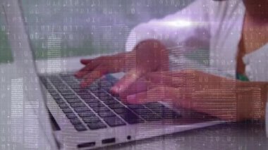 Diz üstü bilgisayar kullanarak orta kesime karşı ikili kodlama veri işleme. Küresel veri işleme teknolojisi ve bağlantılar konsepti dijital olarak oluşturulmuş video.