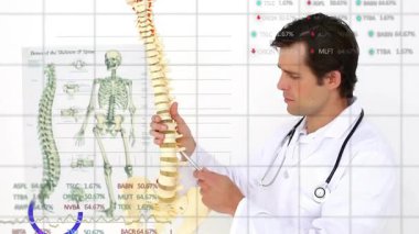 Kafkas erkek doktorun omurga hakkında öğrettiği verilerin grafik işleme animasyonu. Veri, dijital arayüz, tıp, sağlık, eğitim ve iletişim, dijital olarak oluşturulmuş video.
