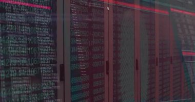 Kırmızı tarama hattı sunucu dolapları boyunca hareket ediyor. Kod başlatılıyor. Görselleştirme veri işlemesi başlıyor. Teknoloji, siber güvenlik, veri, dijital, yenilik, fütüristik, analitik