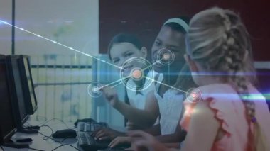 Okulda bilgisayar kullanan farklı kızların çizgileriyle bağlantılı noktaların animasyonu. Dijital bileşik, çoklu pozlama, e-öğrenme, eğitim, iletişim ve teknoloji kavramı.