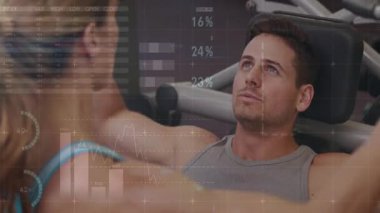 Antrenör, formları ve işaret kollarını açıklıyor. Müvekkil, vücut geliştirme istatistikleriyle göğüs presi yapıyor. Eğitim, güç, biyomekanik, teknoloji, motivasyon, fitness, koçluk