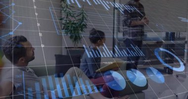 Ofiste sunum yapan adama karşı istatistiksel veri işleme. İş analizleri ve veri teknolojisi kavramı