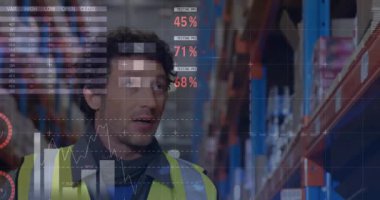 Beyaz erkek işçilerin depodaki stokları kontrol etmesiyle ilgili istatistiksel veri işleme animasyonu. Lojistik işi ve teknoloji konsepti