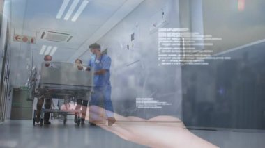 Muhtelif doktorların hastalarıyla veri işleme animasyonu. Küresel tıp ve dijital arayüz kavramı dijital olarak oluşturulmuş video.