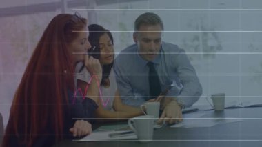 İstatistiksel veri işleme animasyonu. Ofiste birlikte tartışan çeşitli meslektaşlar hakkında. Bilgisayar arayüzü ve iş veri teknolojisi kavramı