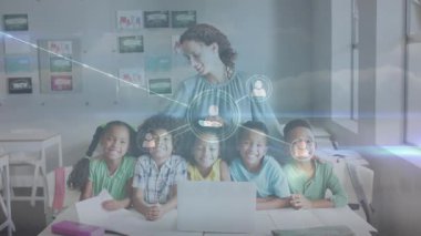 Çeşitli okul çocukları ve öğretmenler üzerindeki simgelerle bağlantı ağının animasyonu. Küresel eğitim, bağlantılar ve dijital arayüz kavramı dijital olarak oluşturulmuş video.