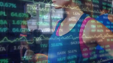 Geri çekilme, mavi tanklı bir kadının spor salonunda öne doğru döndüğünü gösteriyor. Sporcu, kadın, antrenman, stüdyo, gün ışığı, ağırlık, çizelge