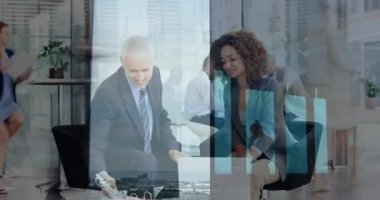 İş adamlarının toplanmasıyla ilgili istatistik ve veri işleme animasyonları. İş ortaklığı ve teknoloji kavramı.