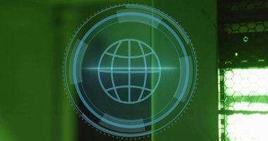 Veri merkezindeki panelin üzerinde küresel ve eş merkezli halkalarla yarı saydam HUD yansıtılıyor, altıgen ağ. Holografik, üstüste, küre, yeşil, arayüz, ekran, geleceksel